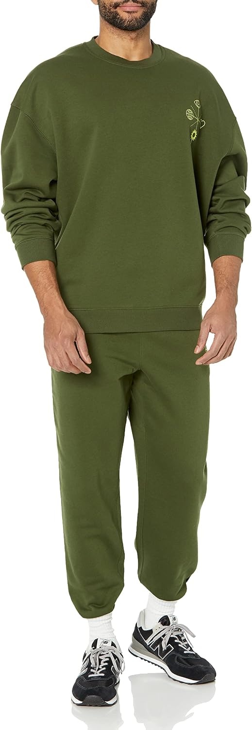 image:imageAmazon Essentials Mens RelaxedFit Sweatpants with Drawstring Waist ClosedBottomDark Olive