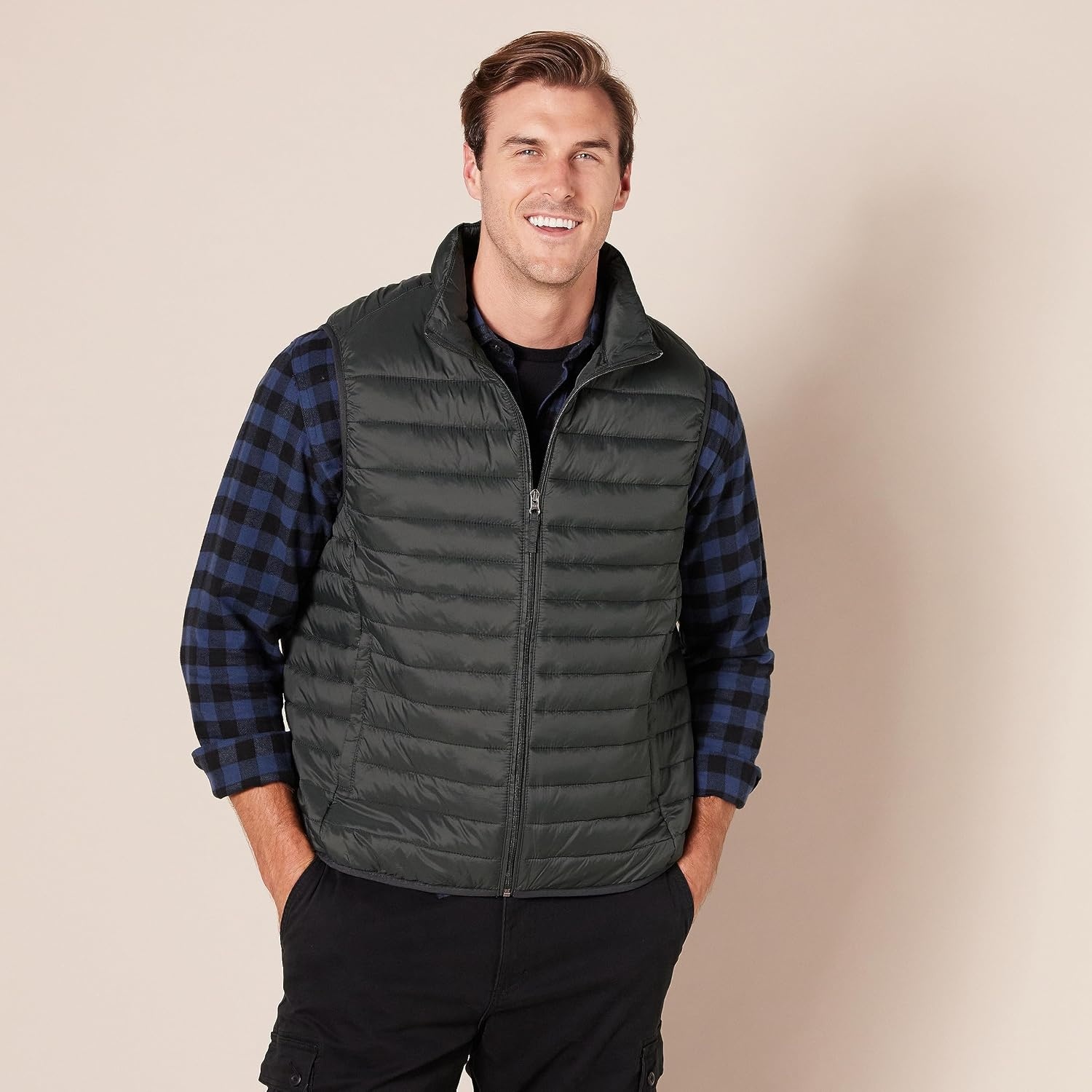 image:imageAmazon Essentials Mens Lightweight WaterResistant Packable Puffer VestGreen