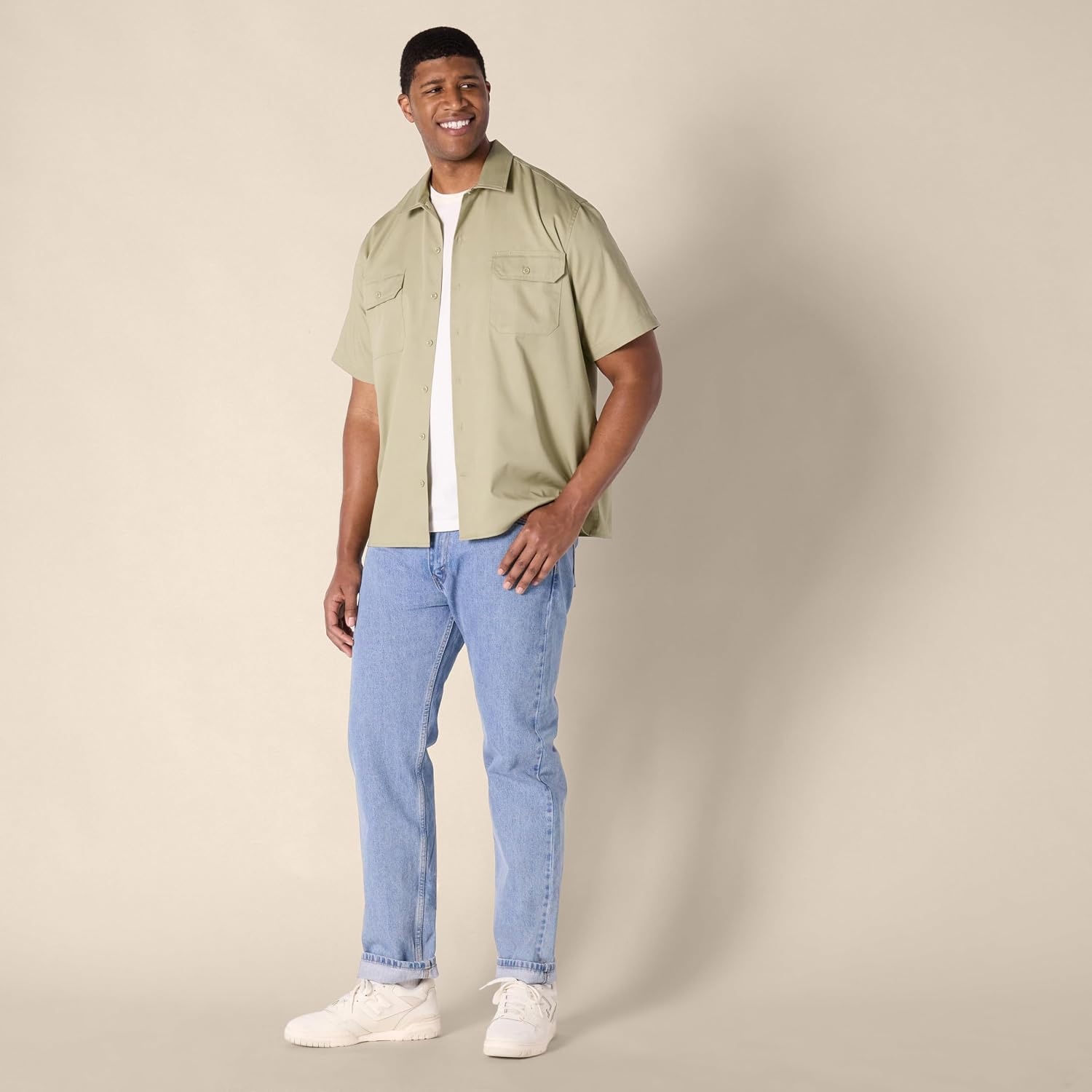 image:imageAmazon Essentials Mens RelaxedFit Stain and WrinkleResistant ShortSleeve Work ShirtsKhaki Brown