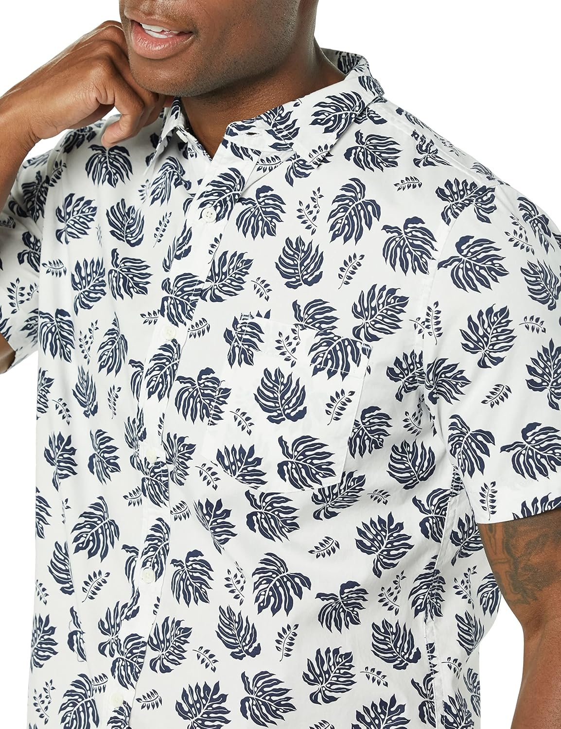image:imageAmazon Essentials Mens SlimFit ShortSleeve Poplin ShirtWhite Navy Palm Tree