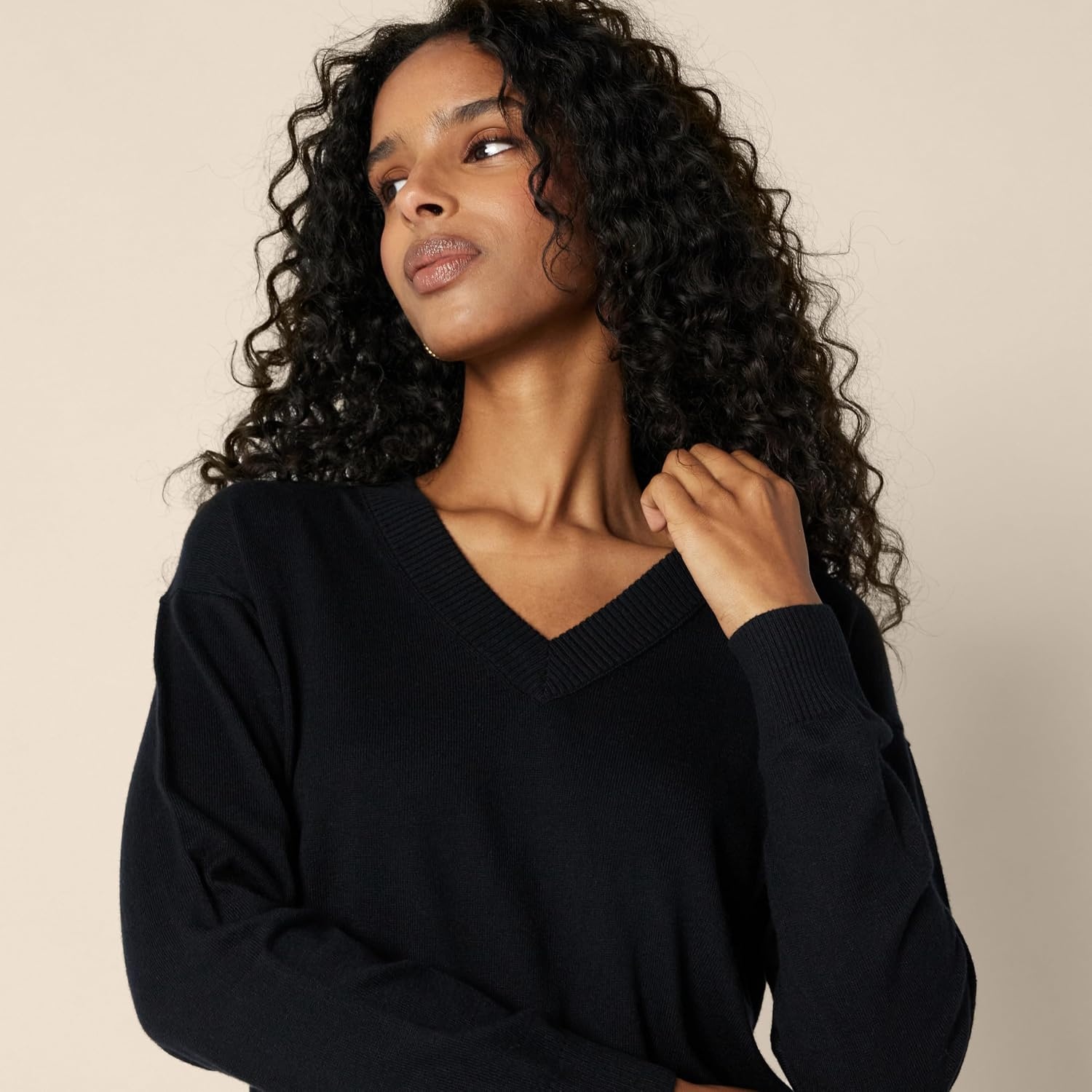 image:imageAmazon Essentials Womens Lightweight LongSleeve VNeck SweaterBlack