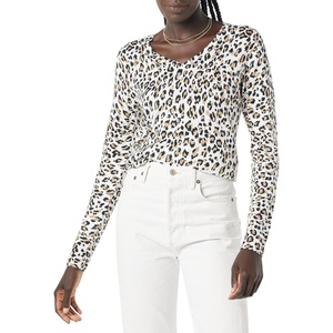 Amazon Essentials Women’s Lightweight Long-Sleeve V-Neck Sweater(White/Tan Textured Cheetah)
