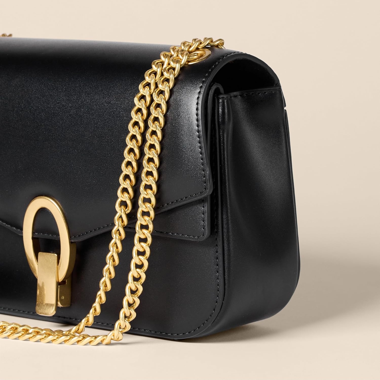 image:imageAmazon Essentials Womens Faux Leather Chain Shoulder Bag with Adjustable Strap Metal Hardware and LockBlack Faux Leather