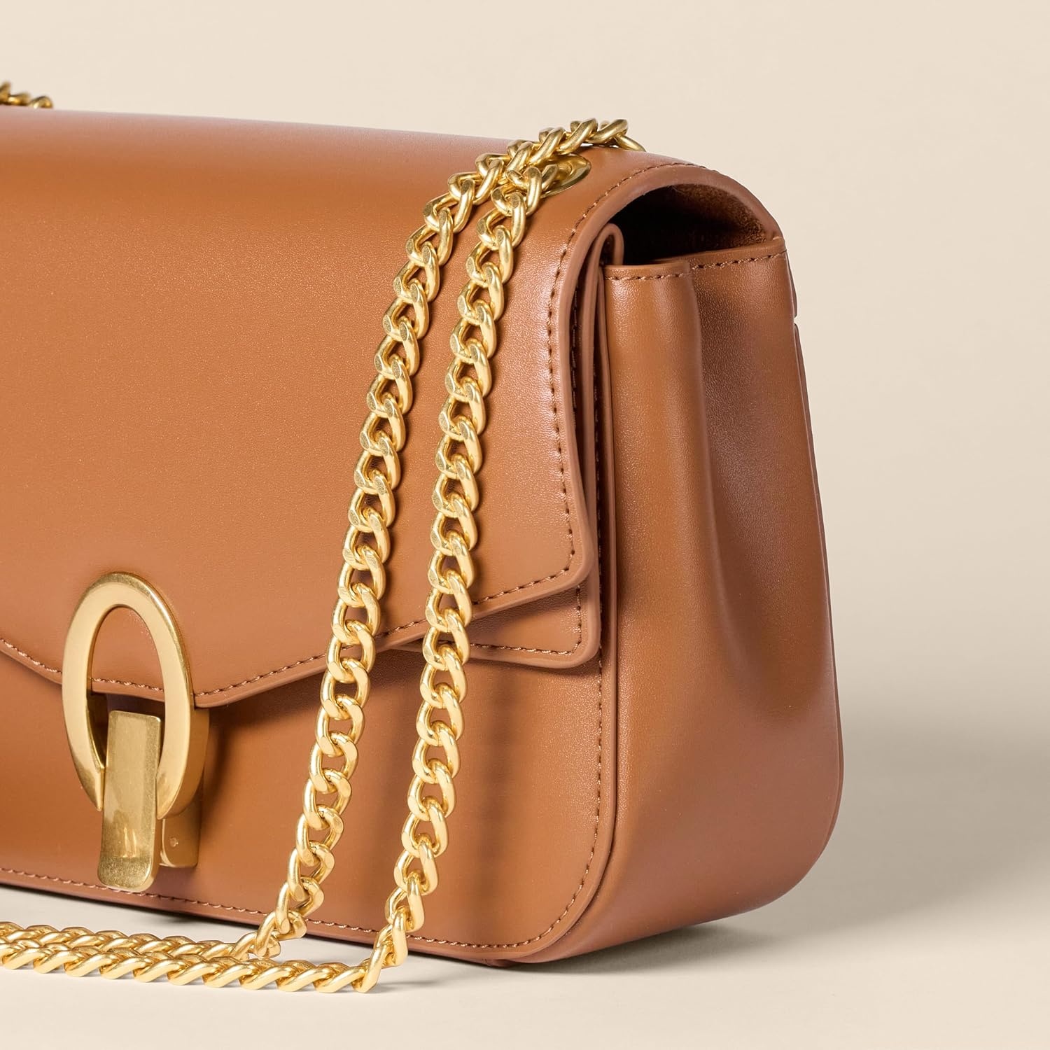 image:imageAmazon Essentials Womens Faux Leather Chain Shoulder Bag with Adjustable Strap Metal Hardware and LockTan Faux Leather
