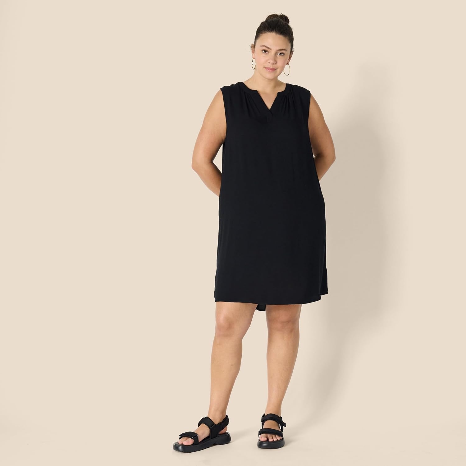 image:imageAmazon Essentials Womens Sleeveless Woven Aline V Neck Shift DressBlack