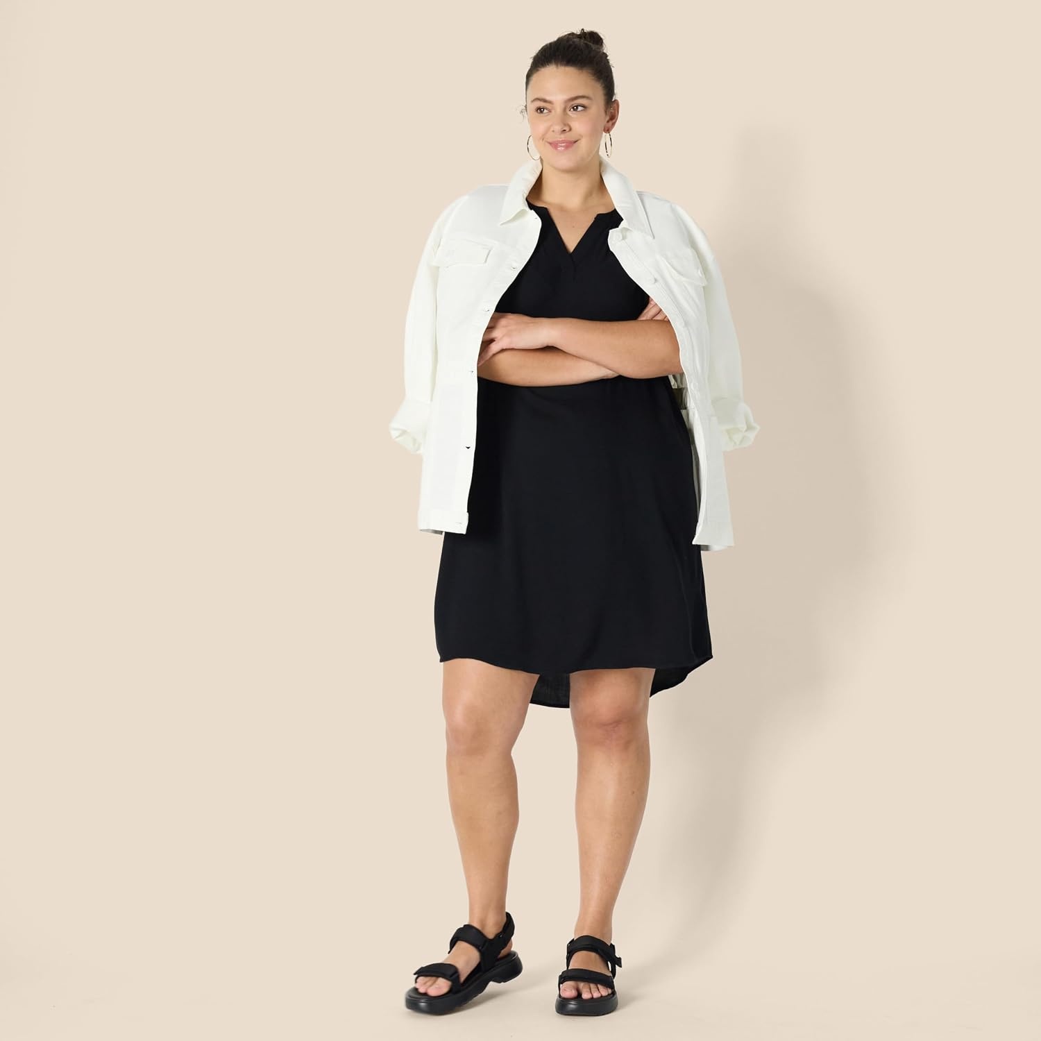 image:imageAmazon Essentials Womens Sleeveless Woven Aline V Neck Shift DressBlack