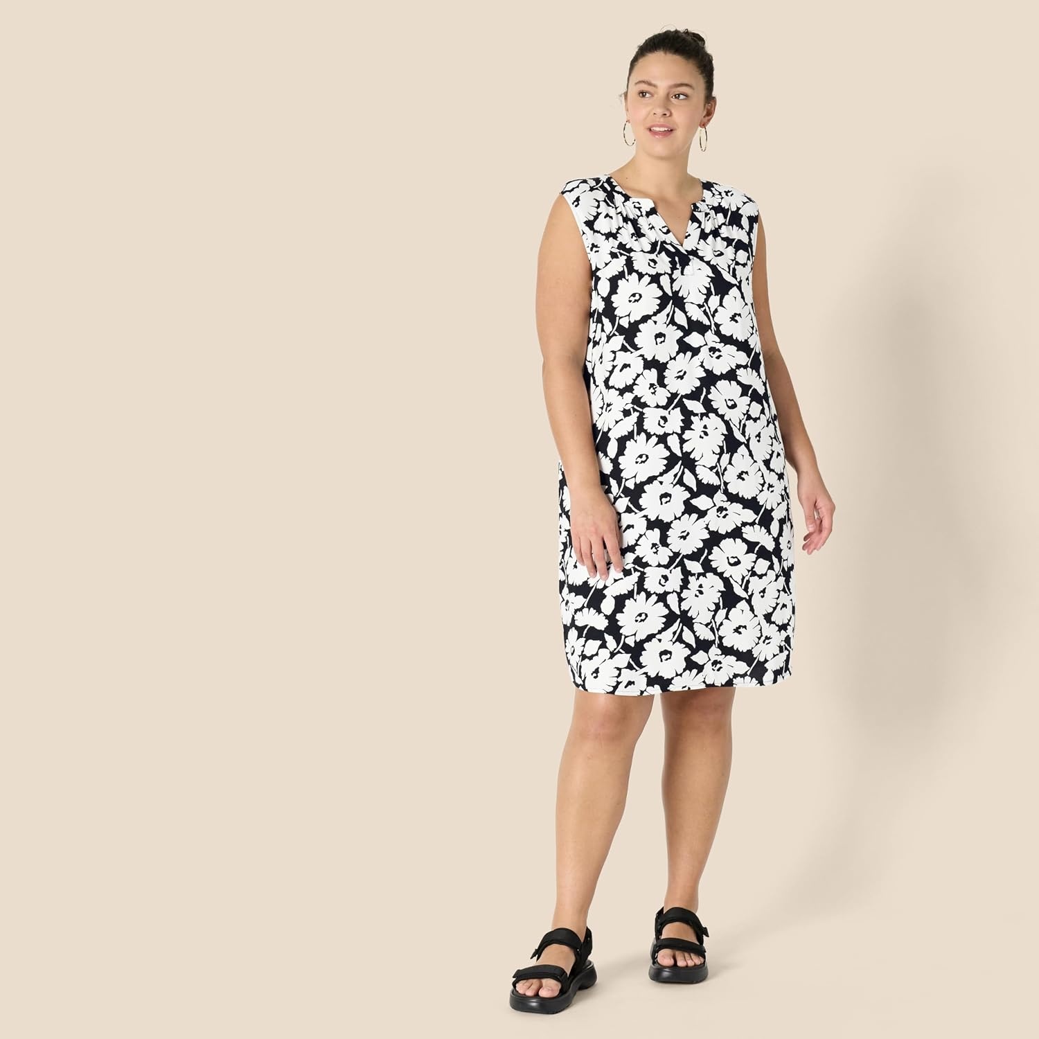image:imageAmazon Essentials Womens Sleeveless Woven Aline V Neck Shift DressBlack White Abstract Floral