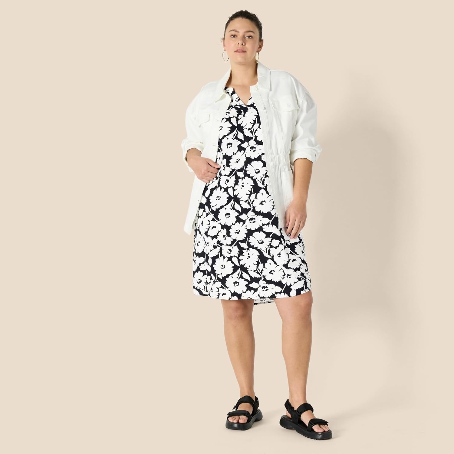 image:imageAmazon Essentials Womens Sleeveless Woven Aline V Neck Shift DressBlack White Abstract Floral