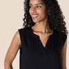 Amazon Essentials Women’s Sleeveless Woven A-line V Neck Shift Dress(Black)