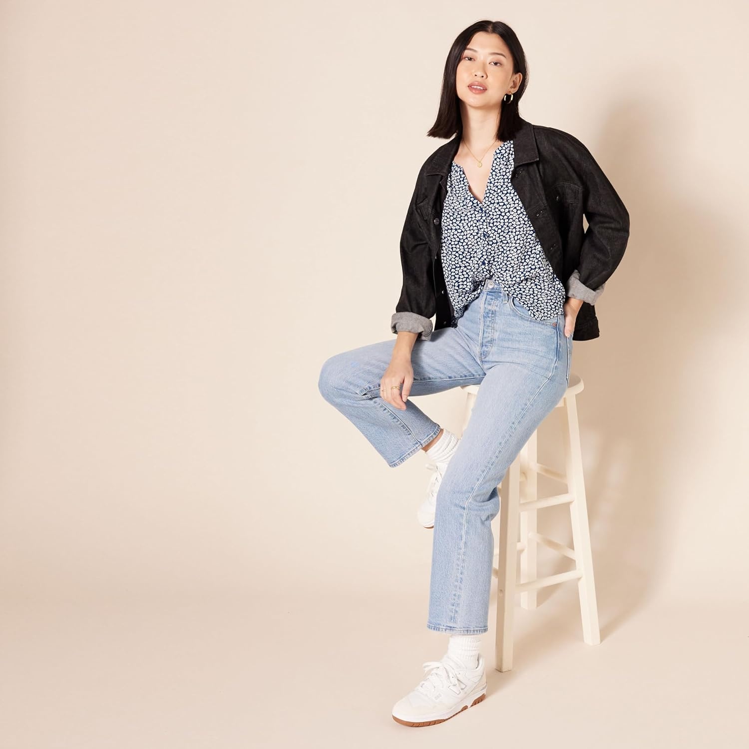 image:imageAmazon Essentials Womens RelaxedFit ShortSleeve V Neck ButtonFront Woven Blouse Business Casual Work BlouseNavy White Petal