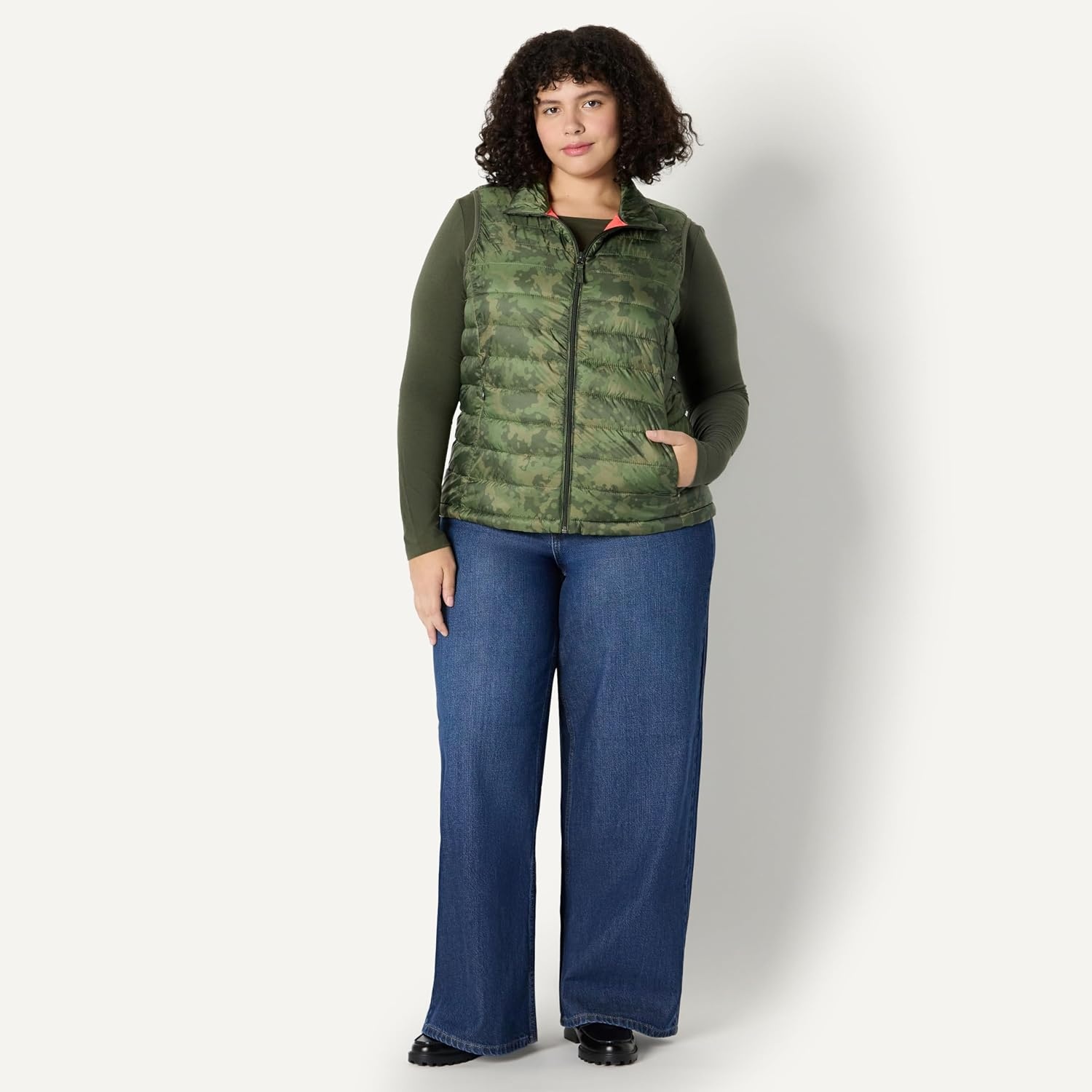 image:imageAmazon Essentials Womens Lightweight WaterResistant Packable Puffer VestGreen Camo