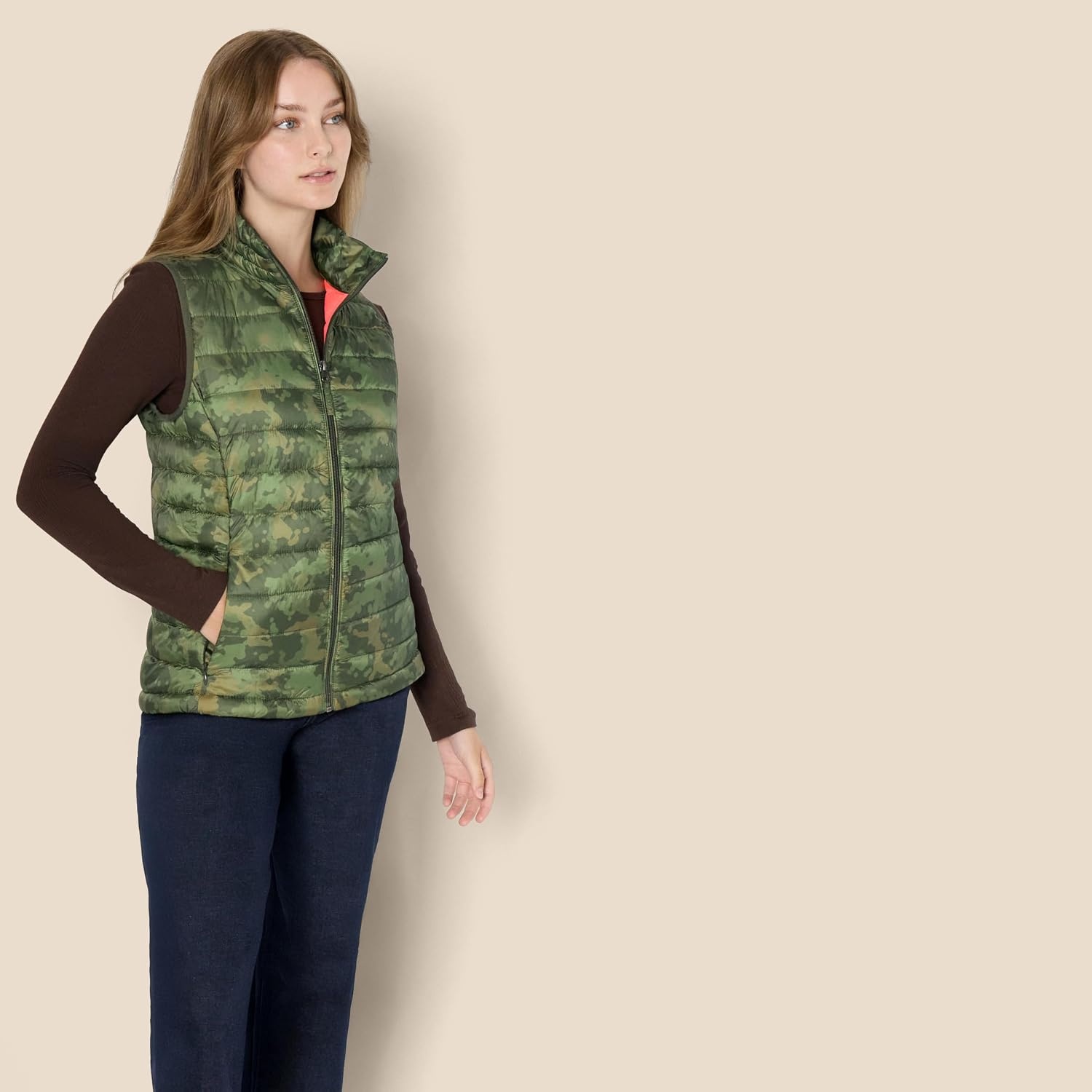image:imageAmazon Essentials Womens Lightweight WaterResistant Packable Puffer VestGreen Camo