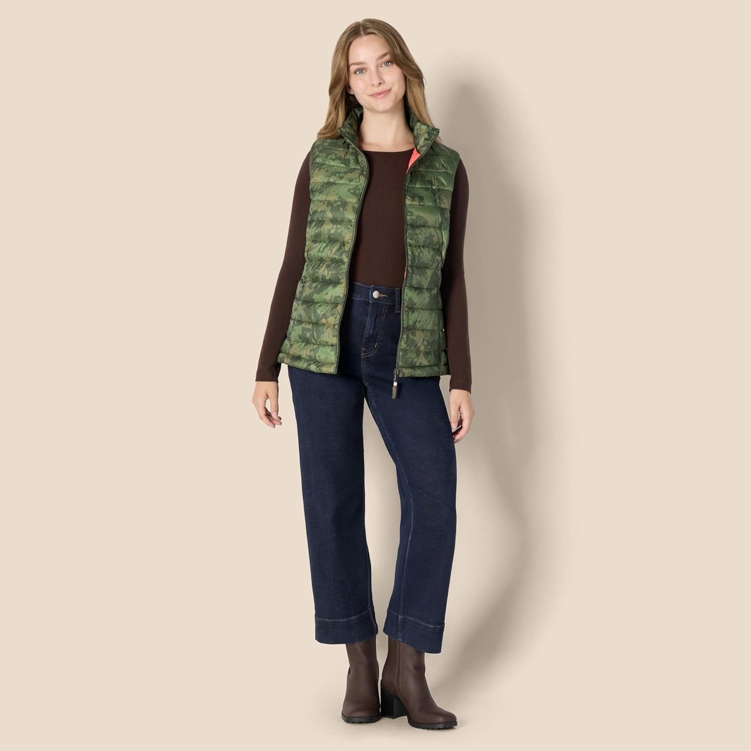 image:imageAmazon Essentials Womens Lightweight WaterResistant Packable Puffer VestGreen Camo