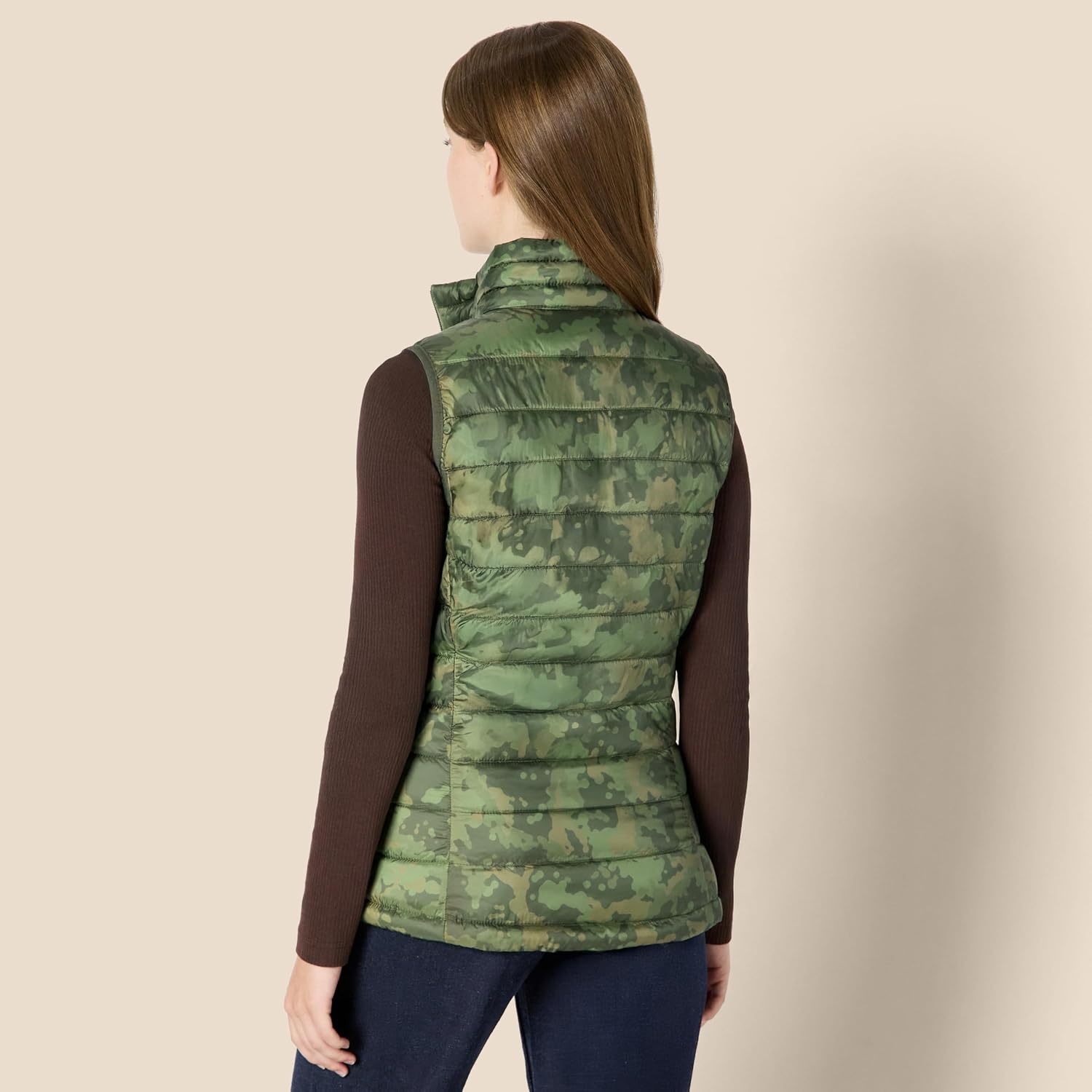 image:imageAmazon Essentials Womens Lightweight WaterResistant Packable Puffer VestGreen Camo