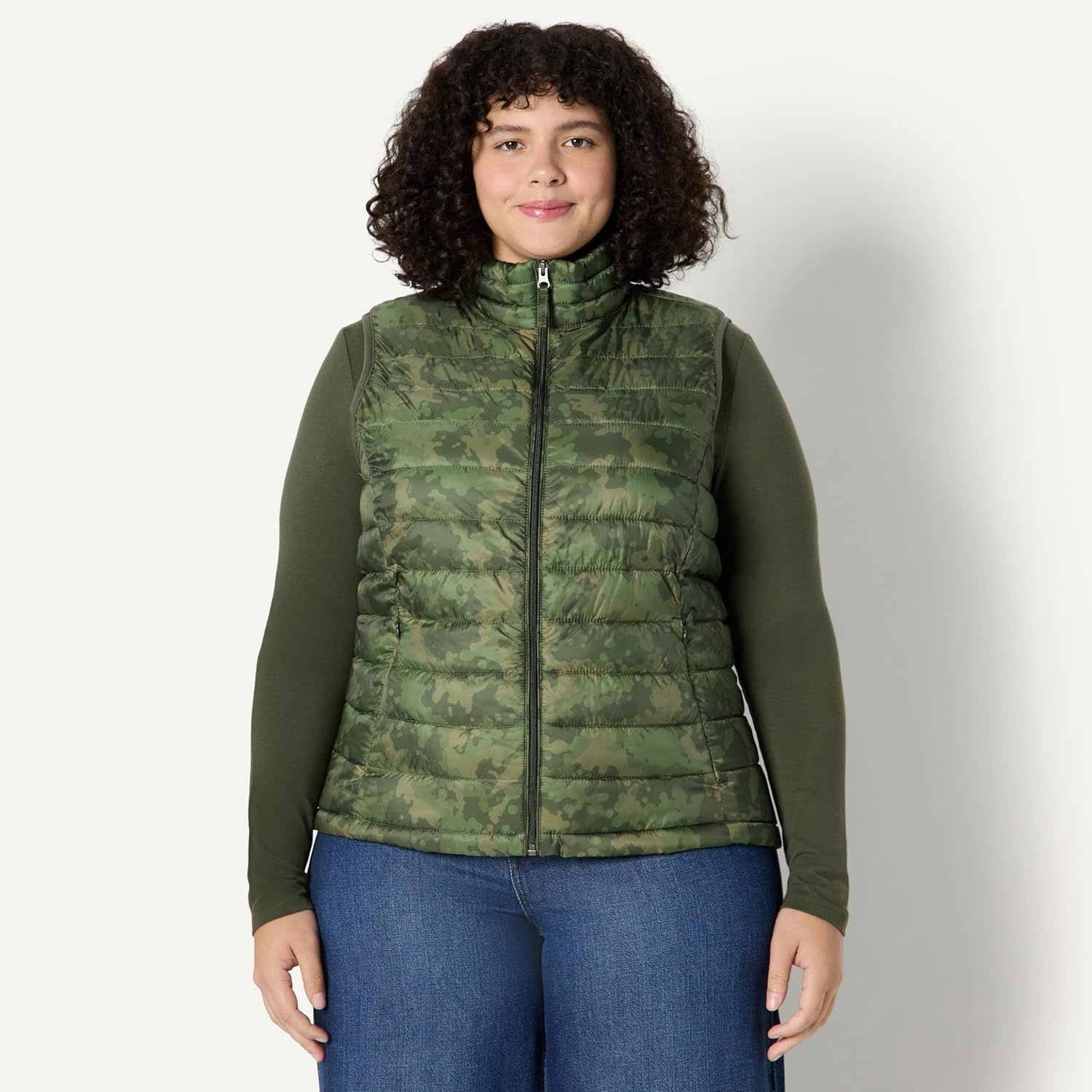 image:imageAmazon Essentials Womens Lightweight WaterResistant Packable Puffer VestGreen Camo