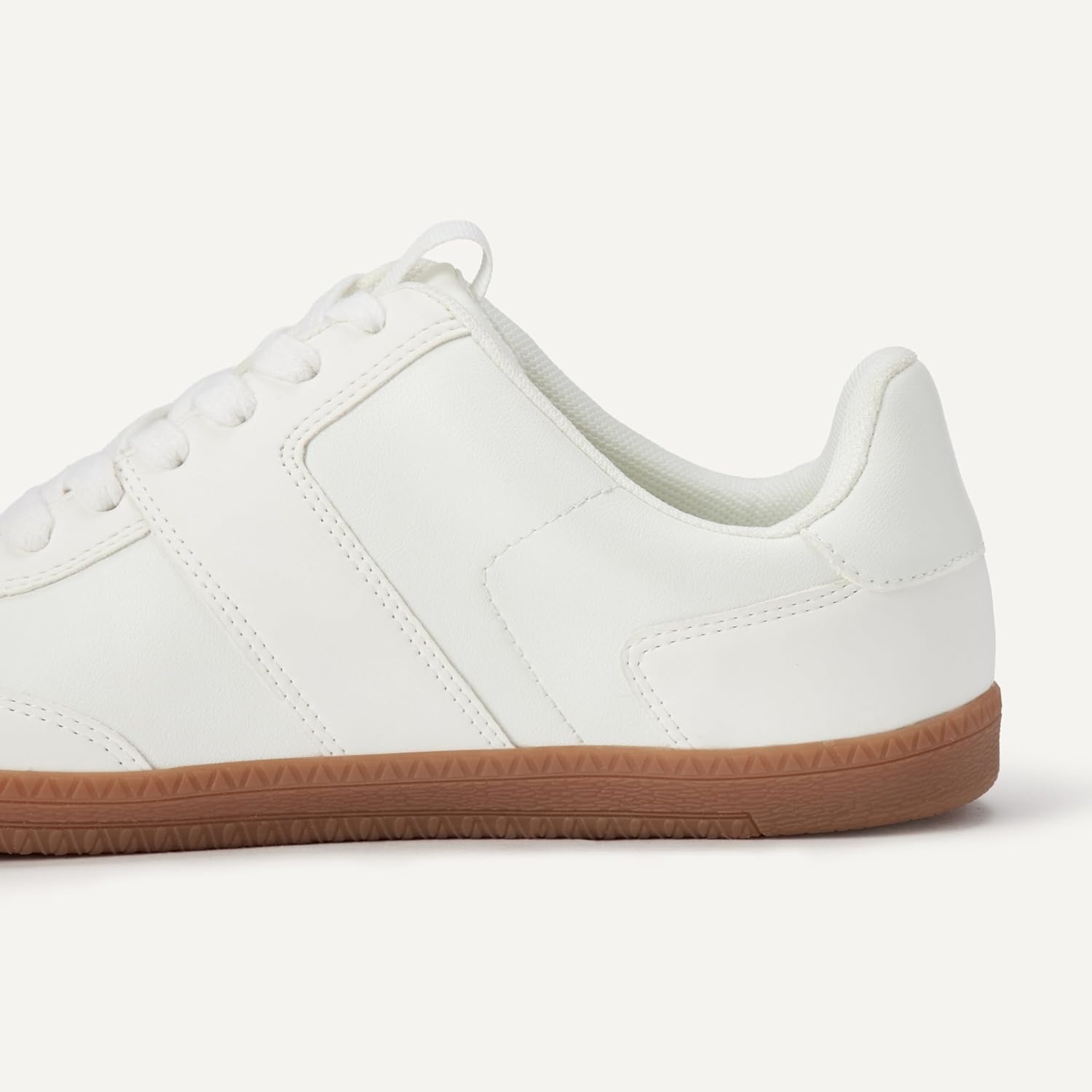 image:imageAmazon Essentials Womens Low Top Retro Sneaker with Padded CollarWhite