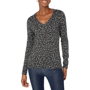 Amazon Essentials Women’s Regular-Fit Lightweight Long-Sleeve V-Neck Sweater, Ribbed, Cozy Soft (Available in Plus Size)(Grey Heather Animal Print)