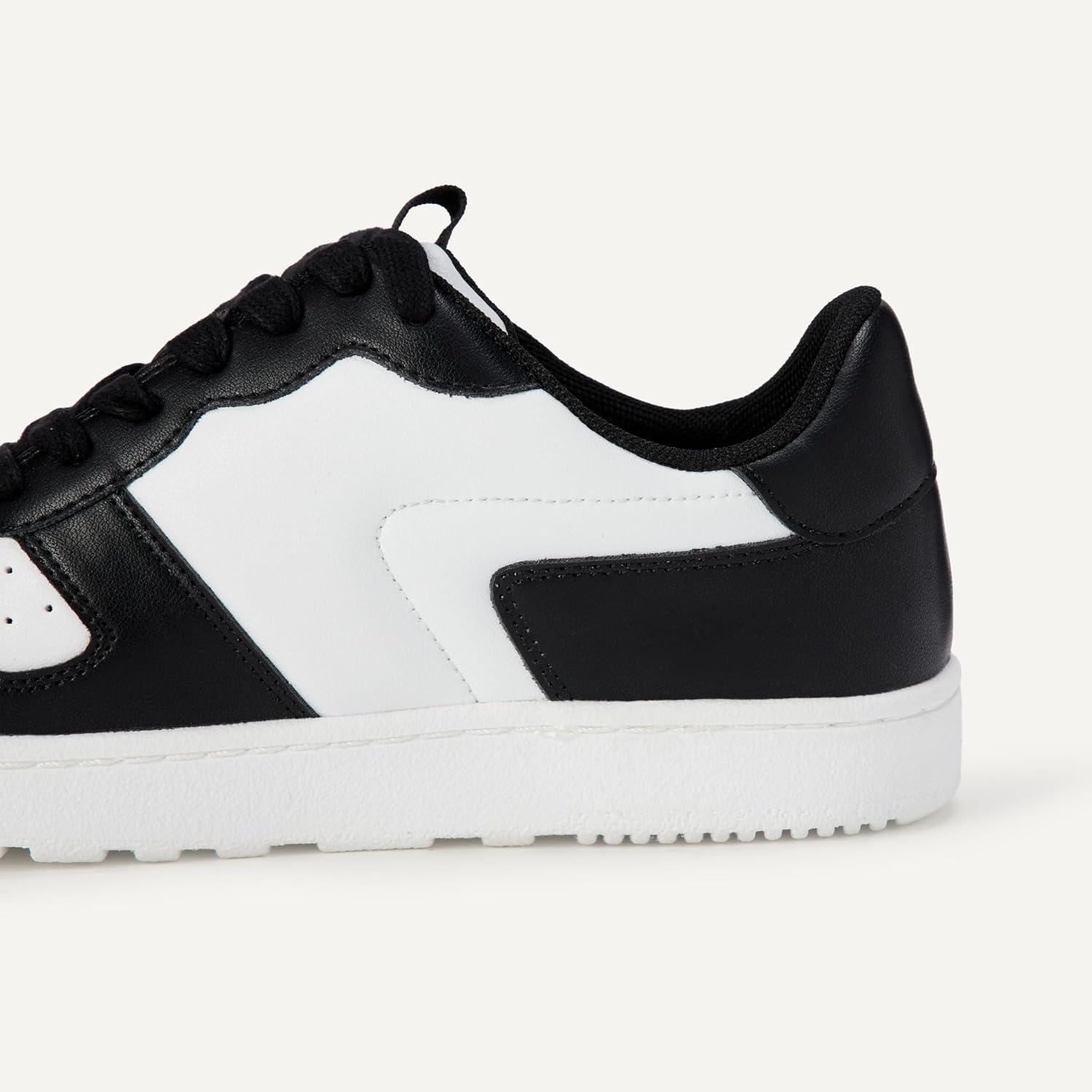 image:imageAmazon Essentials Womens Low Top Court Sneakers with Padded CollarWhiteBlack